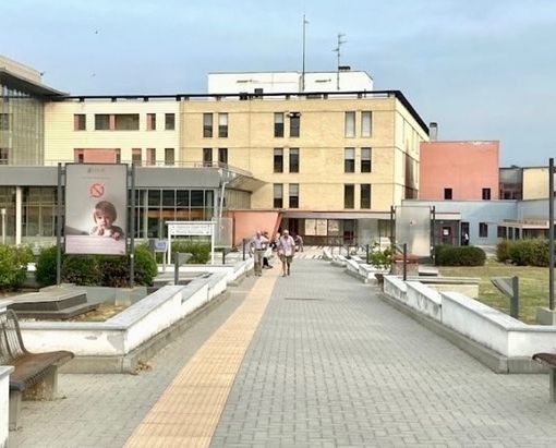 Il percorso pedonale di accesso all'ospedale di Asti