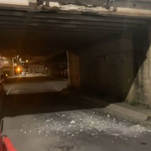 Automezzo urta il cavalcavia di via Artom , strada chiusa al traffico. Rasero: &quot;E' sempre più difficile andare avanti&quot; [FOTO E VIDEO]
