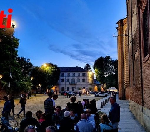 Nel cuore del Rione Cattedrale si chiude Il Gustadom. Oggi El mercà dij Busiard