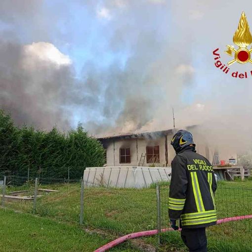 Nessun ferito ma ingenti danni per l'incendio al capannone di materiali edili [FOTO]