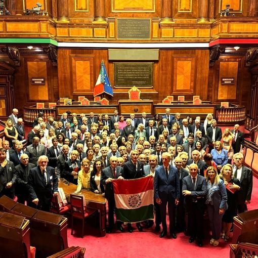 Foto di gruppo dei delegati ANIOC nell’aula legislativa di Palazzo Madama