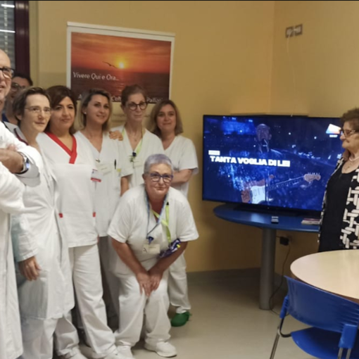 L'associazione &quot;Vivere qui e ora&quot; ha donato un televisore alla Geriatria del Massaia