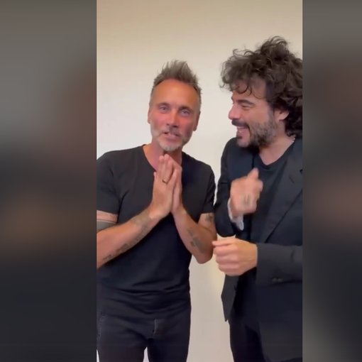 Un fermoimmagine tratto dal video dei due artisti