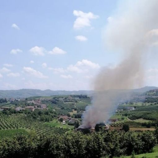 Ancora in corso a Castagnole delle Lanze l'intervento dei vigili del fuoco per un incendio in frazione Olmo [VIDEO]