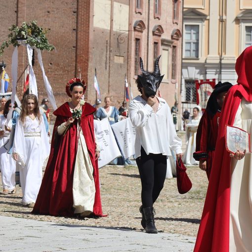 Viatosto:  il borgo bianco azzurro punta &quot;Ad maiora semper&quot;