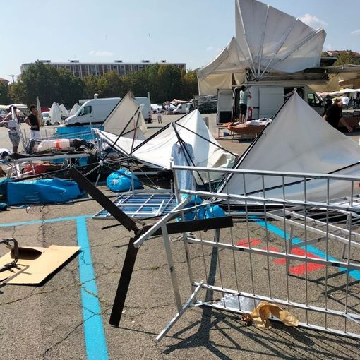 Asti: un improvviso evento atmosferico ha devastato alcuni banchi del mercato