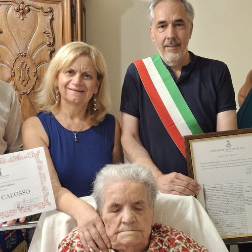 La neo centenaria i figli e le autorità presenti