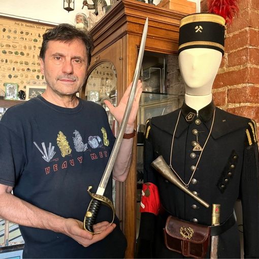 Massimo Umberto Tomalino con la sciabola e l'uniforme del minatore