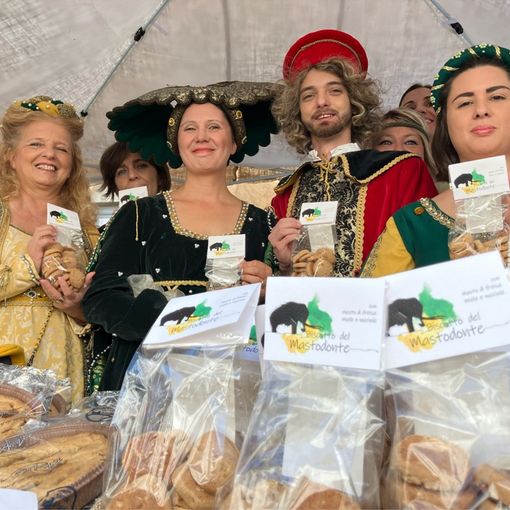 Figuranti, con la presidente Cna Lia Merlone, tra il Biscotto ad Arti e Mercanti