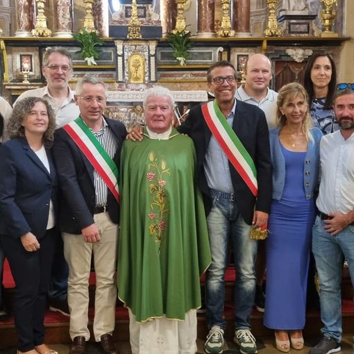 Il saluto dei fedeli di Antignano e Revigliasco a don Pierino Torchio