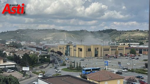 Le conseguenze dell'incendio appiccato al centro commerciale canellese