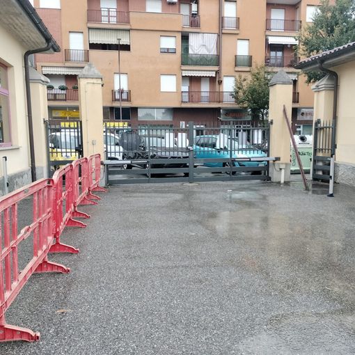 L'entrata pedonale con, a fianco, il cancello che i genitori vorrebbero aperto all'entrata e all'uscita dei bambini