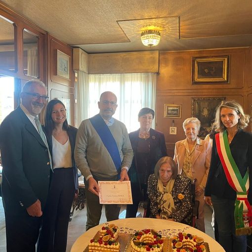 Nella foto con la neo centenaria, la famiglia e le autorità intervenute