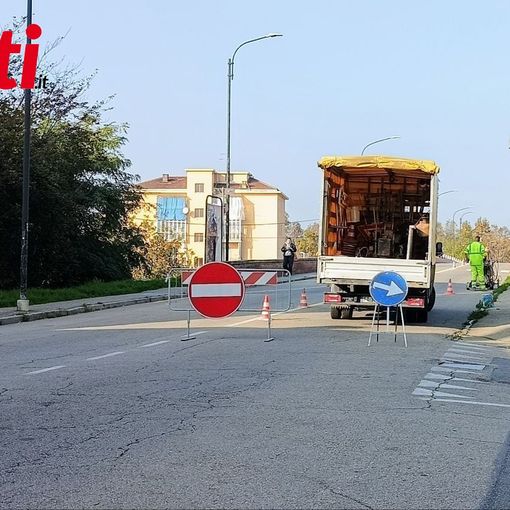 La segnaletica posto per segnalare la chiusura del ponte ferroviario
