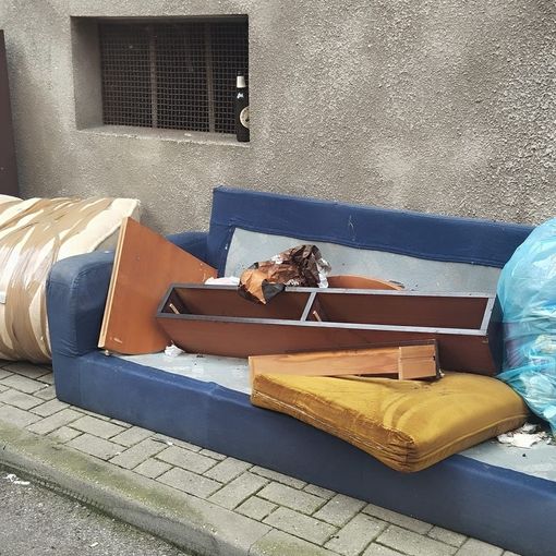 Un'immagine odierna dei rifiuti in via Malta