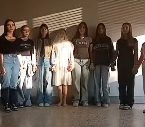 La sposa insanguinata della &quot;Martiri della Libertà&quot; contro la violenza di genere [VIDEO]