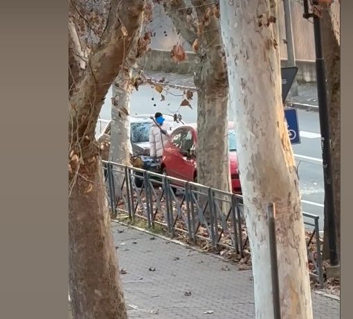 Un frame tratto dal video registrato da un utente Facebook