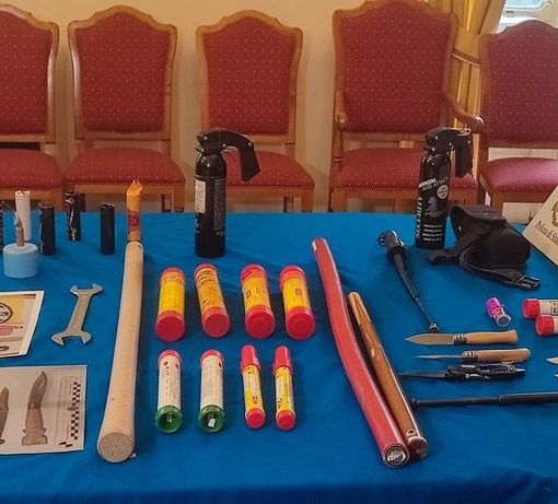 Scontri tra ultras di Juve e Toro: sequestrati coltelli, mazze e bombe carta. Daspo e sigilli alle sedi