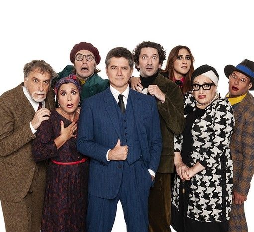 Ettore Bassi (al centro in completo blu) con il resto del cast di &quot;Trappola per topi&quot; in scena domani sera al Teatro Alfieri di Asti