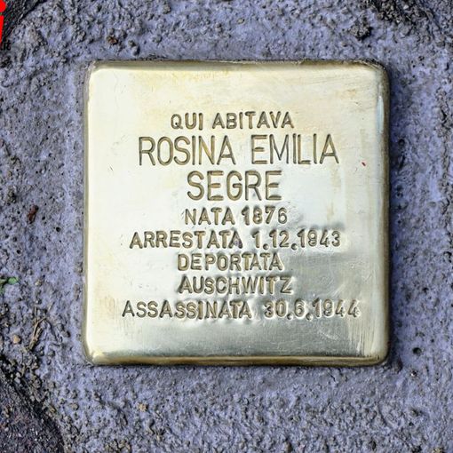 Pietra d'inciampo in piazza Martiri della Liberazione lato via De Gasperi (MerfePhoto)