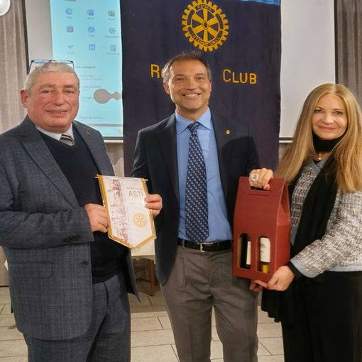 Marco Cuffaro, a sinistra, con il presidente del Rotary Alberto Bazzano ed il prefetto del club Esmeralda Masseroni