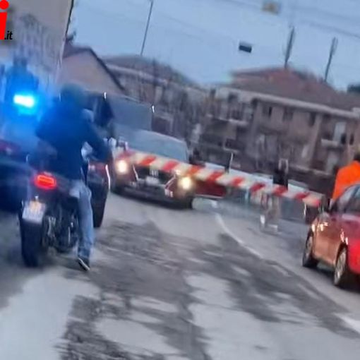 Il treno fermo a pochi metri dall'auto