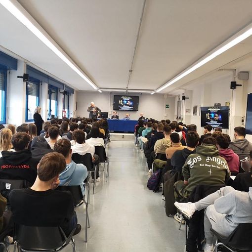 Il salone dell'Artom nel corso dell'incontro di Medicina Amica