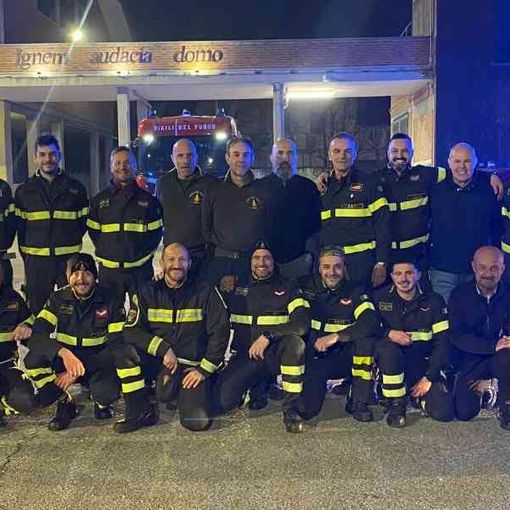 Foto di gruppo con i colleghi per il neo pensionato