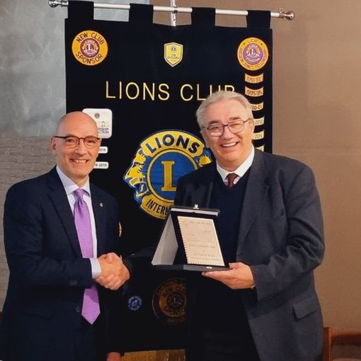 Il presidente del Lions Club Host Roberto Iannuzzi consegna il premio a Fulvio Brusa (Foto J.DeM.A.)