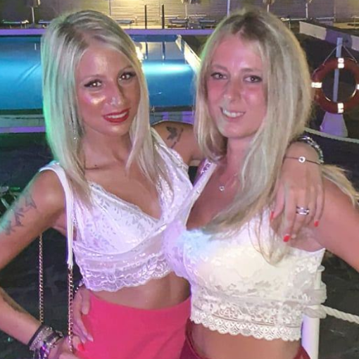 Una foto, pubblicata poche settimane fa su un suo profilo social da Miriana, che la ritrae con l'amica Chiara in un momento felice Una foto, pubblicata poche settimane fa su un suo profilo social da Miriana, che la ritrae con l'amica Chiara in un momento felice