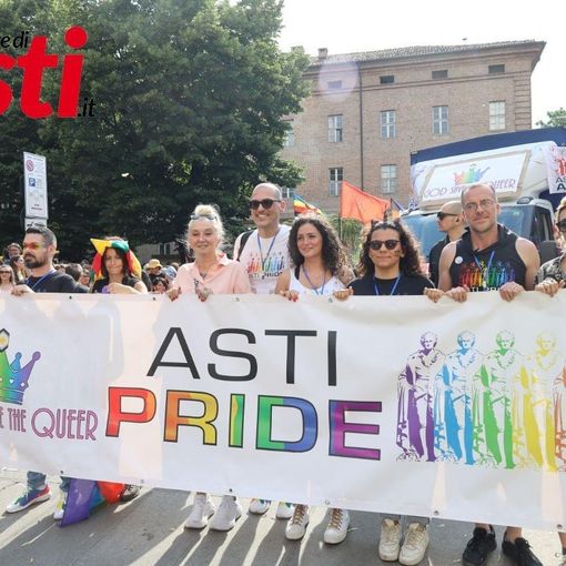 Il direttivo Asti Pride con La Pina, voce e volto noto di Radio Deejay, madrina della scorsa edizione del Pride (ph. Merfephoto - Efrem Zanchettin)