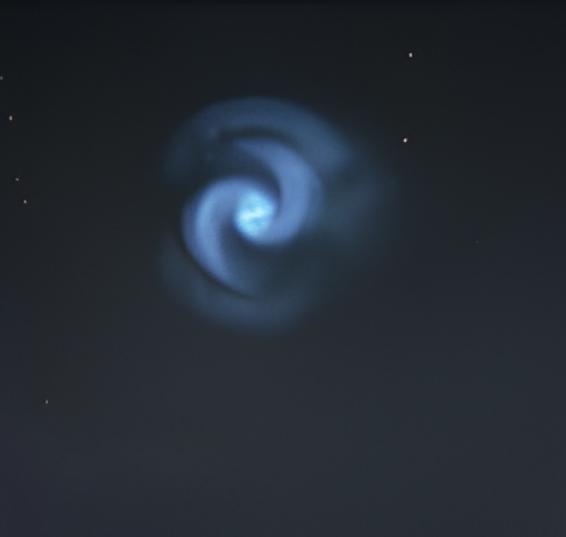 Due immagini della spirale luminosa comparsa nei cieli