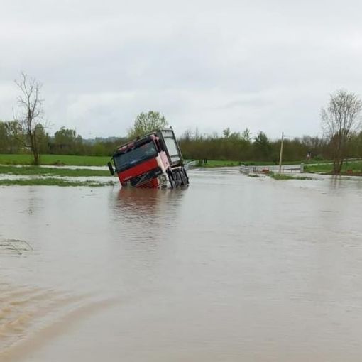 Il camion intrappolato nell'acqua