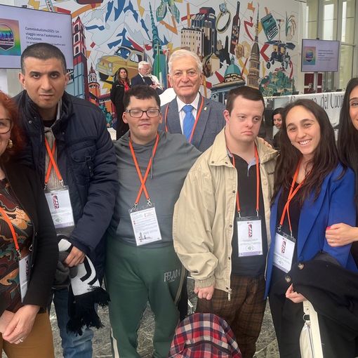 Il team dell’Anffas di Asti che prenderà parte al CamminAutismo 2025 verso Santiago di Compostela con la vice presidente Anffas Asti Elena Salvadore (la prima a sinistra) e Marcello Follis presidente dell’Anffas di Asti (in seconda fila al centro)