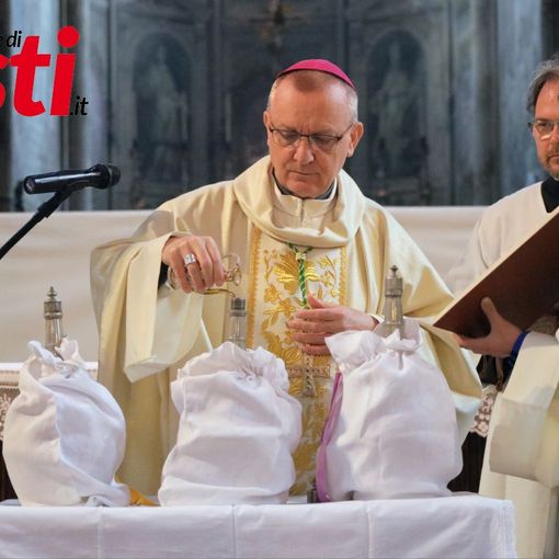 Monsignor Prastaro ritratto durante la celebrazione del Crisma (ph. Merfephoto - Efrem Zanchettin)