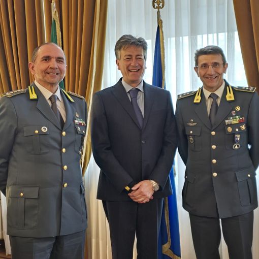 Il prefetto Ventrice con alla sua destra il generale Avitabile e alla sua sinistra il colonnello Garaglio