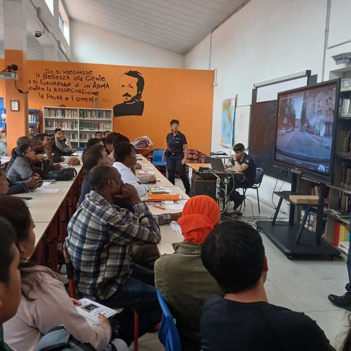 Studenti e rider a lezione