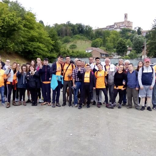 Il gruppo di partecipanti alla CamminAutismo.a Revigliasco d’Asti