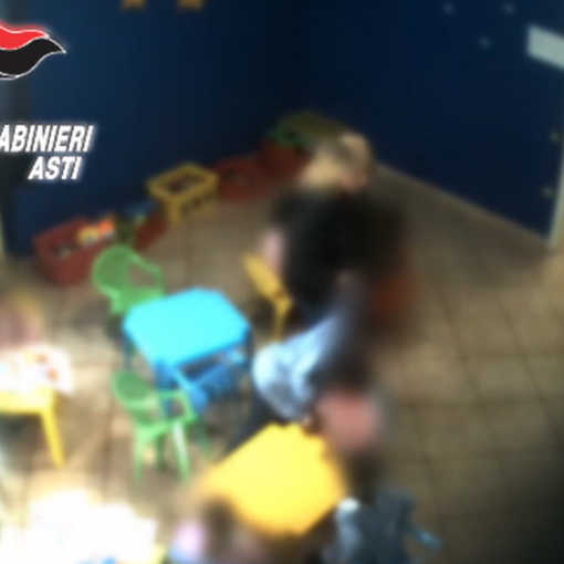 Asti, violenze e insulti razzisti in un asilo privato: sospese due educatrici [VIDEO]