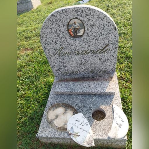 La tomba e l'oggetto vandalizzato