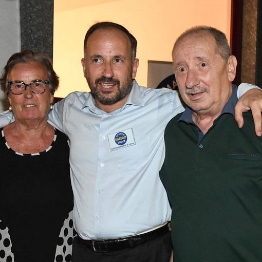 Nell'immagine, tratta dal suo profilo Facebook, il sindaco Rasero ritratto con i genitori