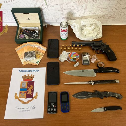 Praia: la polizia di Asti arresta due giovanissimi. Uno di loro aveva in mano una pistola pronta all'uso
