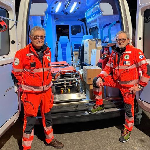 Un'ambulanza della Croce Verde di Asti in partenza per raggiungere i confini dell'Ucraina