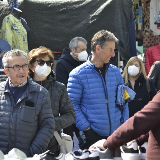 Il candidato sindaco Paolo Crivelli in visita al mercato di Asti
