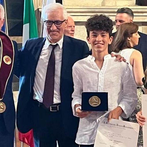 Conferita la Medaglia Laurenziana a uno studente dell'Istituto Penna