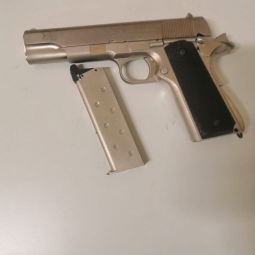 Asti, 69enne minaccia barista con una pistola. Arrestato dalla Polizia