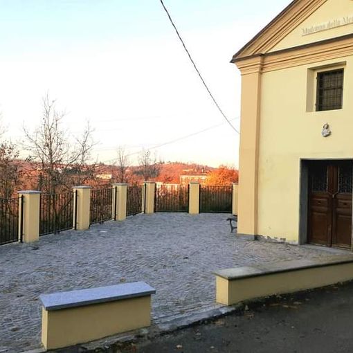 Una nuova piazzetta ad Antignano. Terminati i lavori nello spazio antistante la chiesetta BMV della Mercede