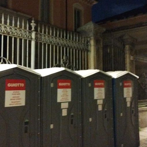 Fa discutere il posizionamento di wc chimici davanti alla Sinagoga di Asti