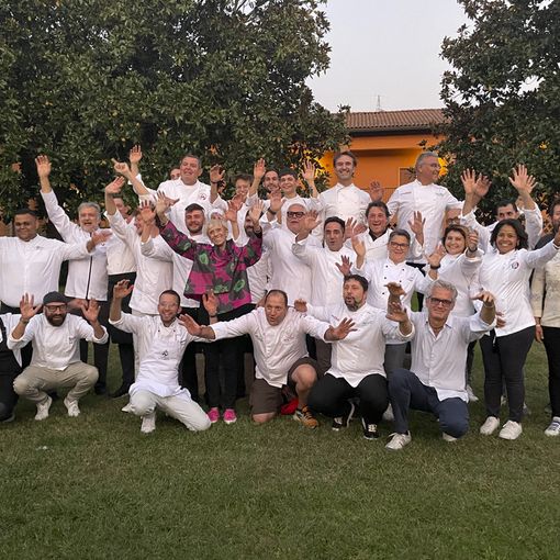 Roberta Candus circondata da un gruppo di chef