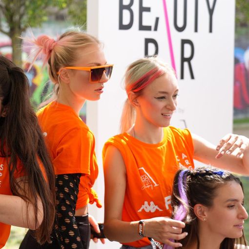 Torino, Kappa Futurfestival: con 40 giovani nel beauty bar della vip lounge nascono le tendenze make-up &amp; hair della generazione z